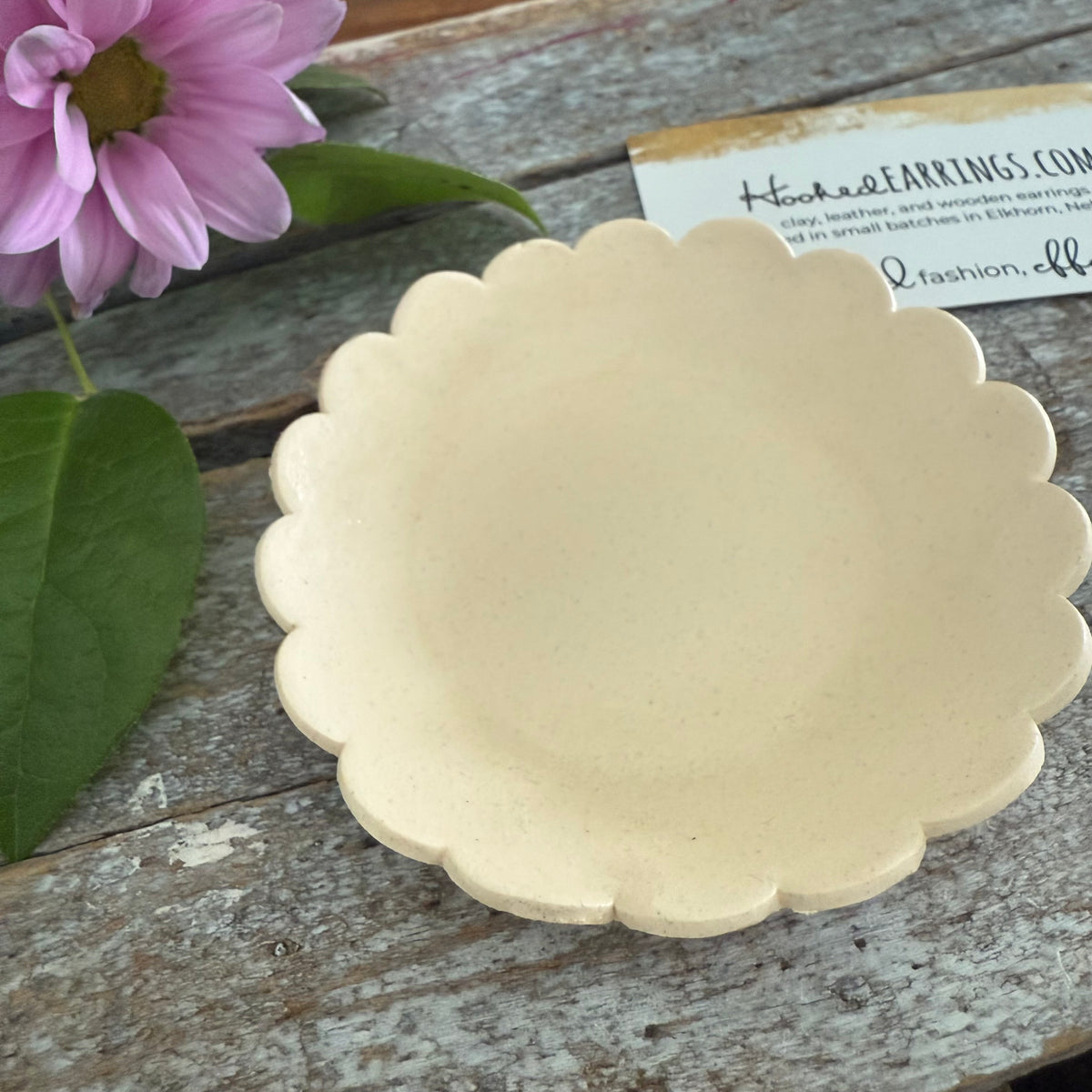 Scalloped Ring Dish - Ivory Speckle