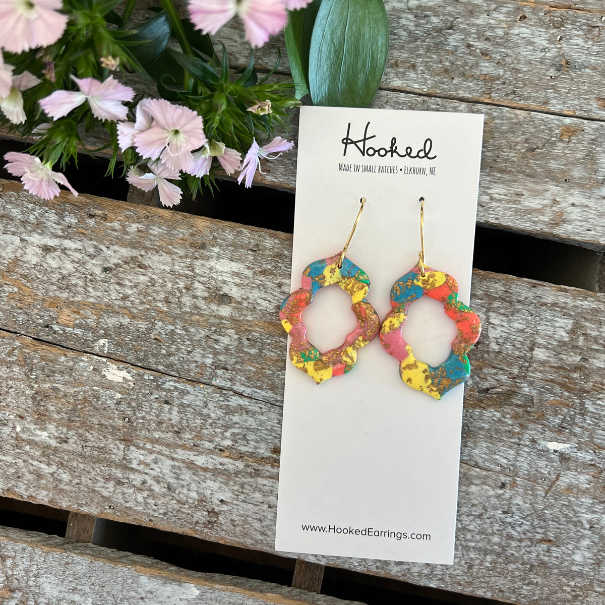 Quatrefoil Cutout Earrings in Warm Bright Mosaic